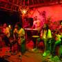 Indonésie - le petit concert reggae avec des bonnes reprises  a l ancienne de bob, UB40, alpha blondy et son fameux Jerusalem! ...
