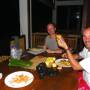 Indonésie - on joue les Maitee pour preparer le repas du reveillon!