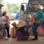 Laos - Vendeuses de pain et autres produits locaux