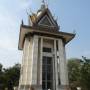 Cambodge - stuppa etablie en la memoire des victimes du regime