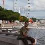 Singapour - Jay devant la roue.