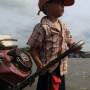 Viêt Nam - Un jeune conducteur de bateau!