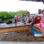 Indonésie - Petit apero sur la mangrove sur une terrasse flottante