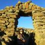 Pérou - Sur le fameux chemin qui mene au sommet de la colline, jusquáu temple de la pachamama (desse de la terre), Amelie est rayonnante dans les rayons du soleil couchant !