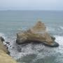 Pérou - Bon alors la, avant le tremblement de terre de 2007 yávait une superbe arche de 30metres de haut... symbole du parc et attraction phare. Maintenant, yá plus qu´un rocher dans la mer !