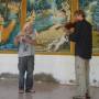 Cambodge - Dede a la flute traversiere et Nono au violon dans un temple